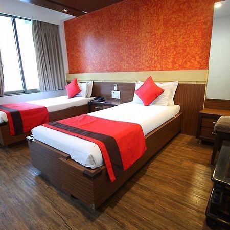 Отель Oyo Premium Law Garden C G Road Ахмедабад Экстерьер фото