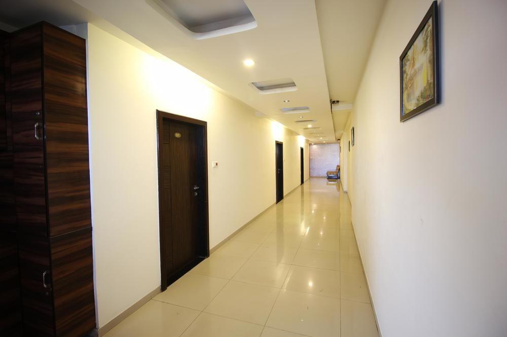 Отель Oyo Premium Law Garden C G Road Ахмедабад Экстерьер фото