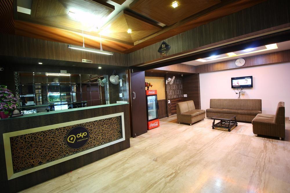 Отель Oyo Premium Law Garden C G Road Ахмедабад Экстерьер фото